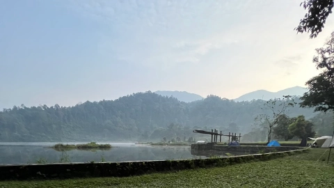 Pemandangan Pagi Hari di Situ Gunung